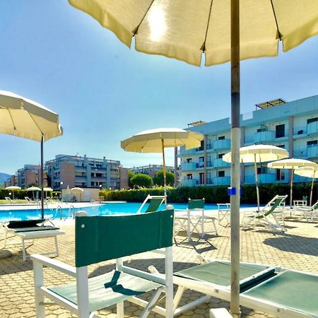 Isa-Apartments 4 Beds In Residence With Swimming-Pool In San Vincenzo, Just 600 Meters From The Sea Extérieur photo