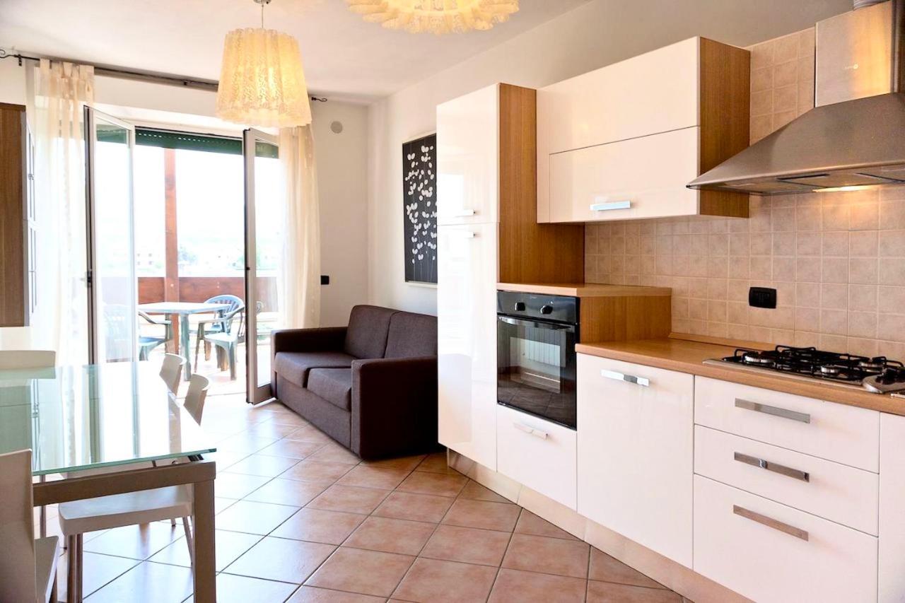 Isa-Apartments 4 Beds In Residence With Swimming-Pool In San Vincenzo, Just 600 Meters From The Sea Extérieur photo