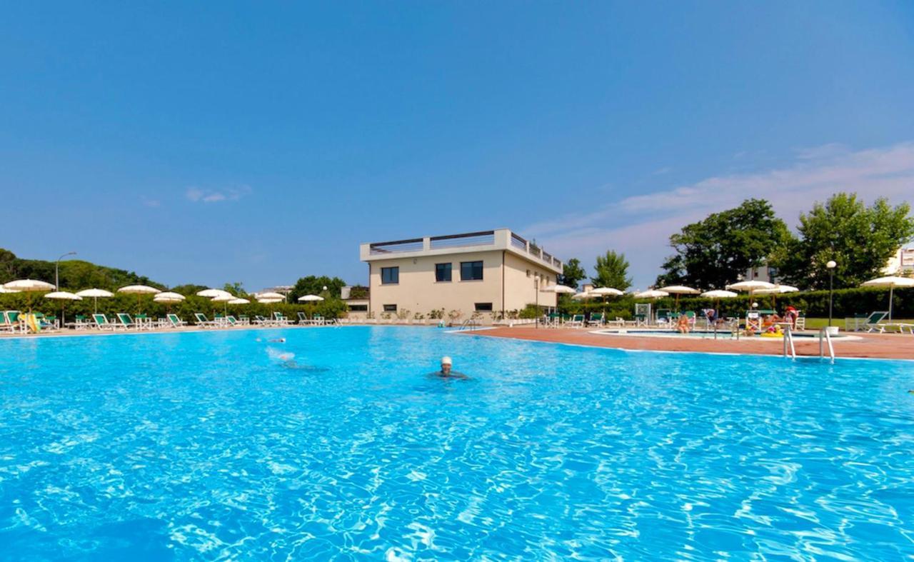 Isa-Apartments 4 Beds In Residence With Swimming-Pool In San Vincenzo, Just 600 Meters From The Sea Extérieur photo