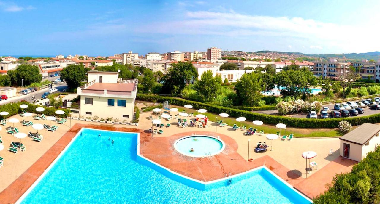 Isa-Apartments 4 Beds In Residence With Swimming-Pool In San Vincenzo, Just 600 Meters From The Sea Extérieur photo