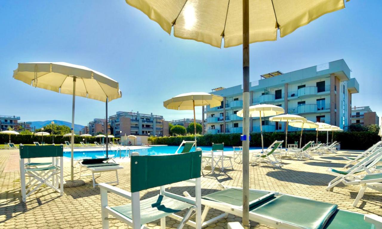 Isa-Apartments 4 Beds In Residence With Swimming-Pool In San Vincenzo, Just 600 Meters From The Sea Extérieur photo
